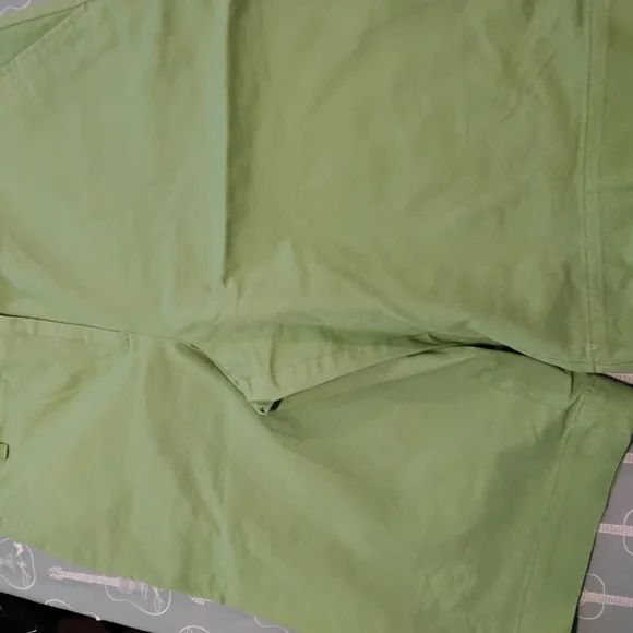 SOLD Green stretch Bermuda Knee Length Shorts Women’s Size 14 34W 13L - Picture 2 of 4